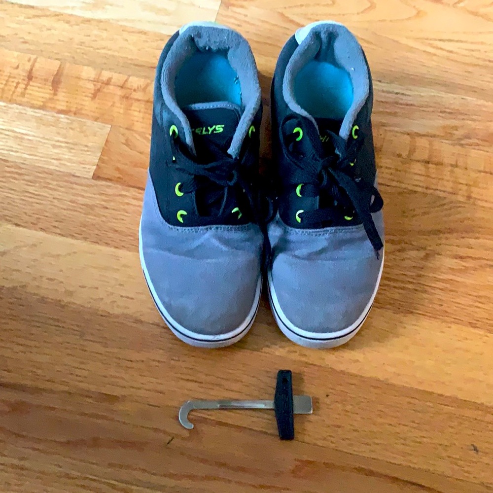 Pair of Heelys size youth 6, great and black